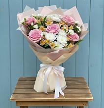 Букет цветов из:  Гвоздики, Орхидеи и Розы в Восточном Забайкальского края