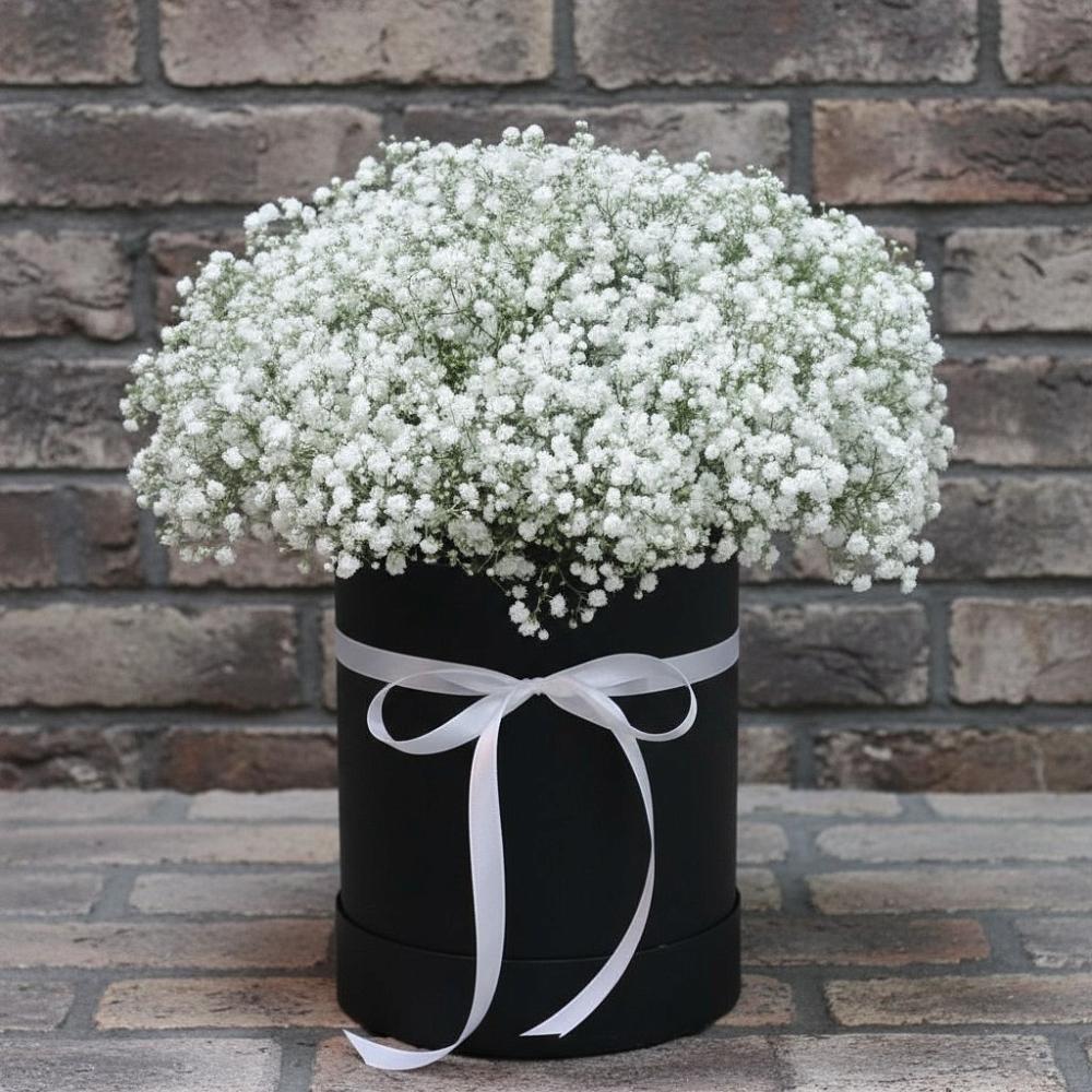 Цветочная композиция из Гипсофила в шляпной коробке в Восточном Забайкальского края