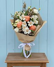 Букет цветов из:  Альстромерии, Лизиантусы, Розы и Хризантемы в Восточном Забайкальского края