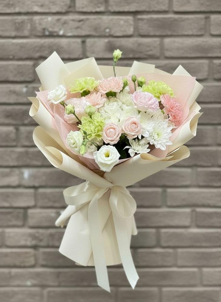 Букет цветов из: Гвоздики, Розы, Лизиантусы и Хризантемы в Восточном Забайкальского края