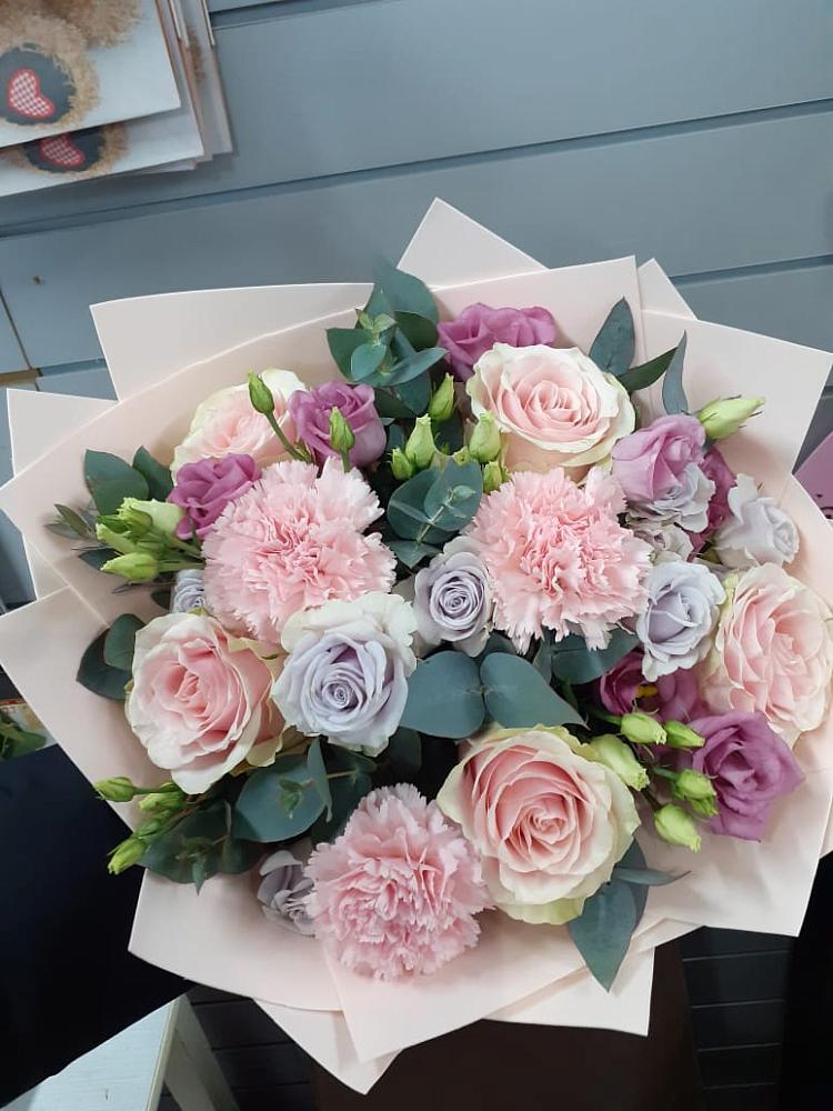 Букет цветов из: Розы, Гвоздики и Лизиантусы в Восточном Забайкальского края