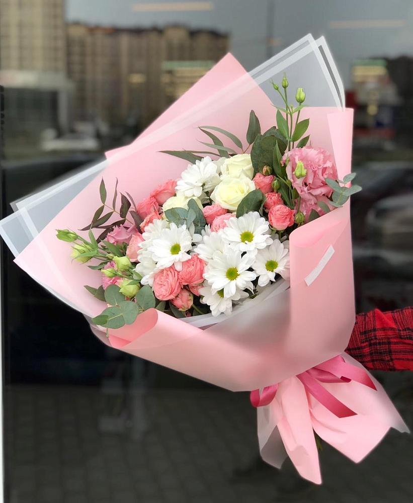 Букет нежный в Восточном Забайкальского края Букет цветов из: Розы, Лизиантусы и Хризантемы в Восточном Забайкальского края