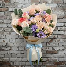 Букет цветов из:  Розы, Лизиантусы и Гвоздики #REPLACE_PRED# Восточном Забайкальского края