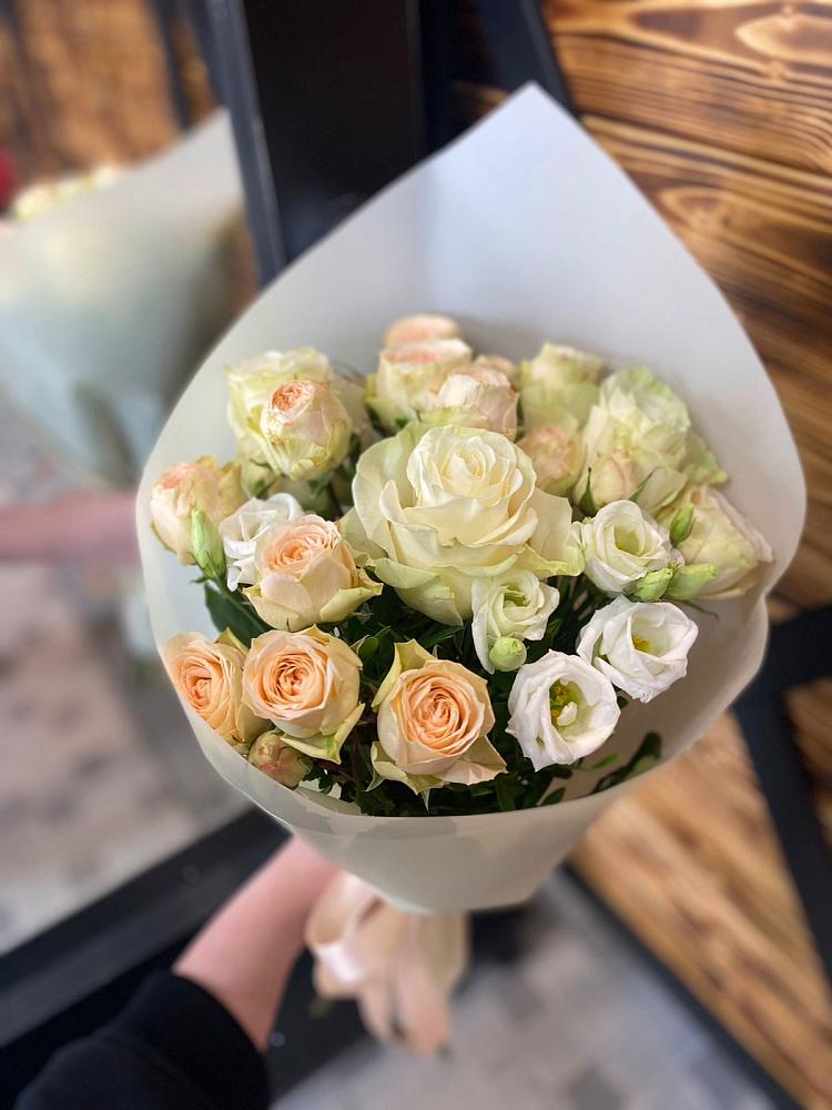 Букет цветов из: Розы и Лизиантусы в Восточном Забайкальского края